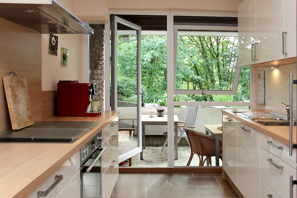 Bodentiefe-Terrassentuer Bei der auswärts öffnenden dänischen Variante – hier kombiniert mit einem kippbaren Fenster - ragen keine störenden Türflügel in den Raum. (Bild: Frovin)