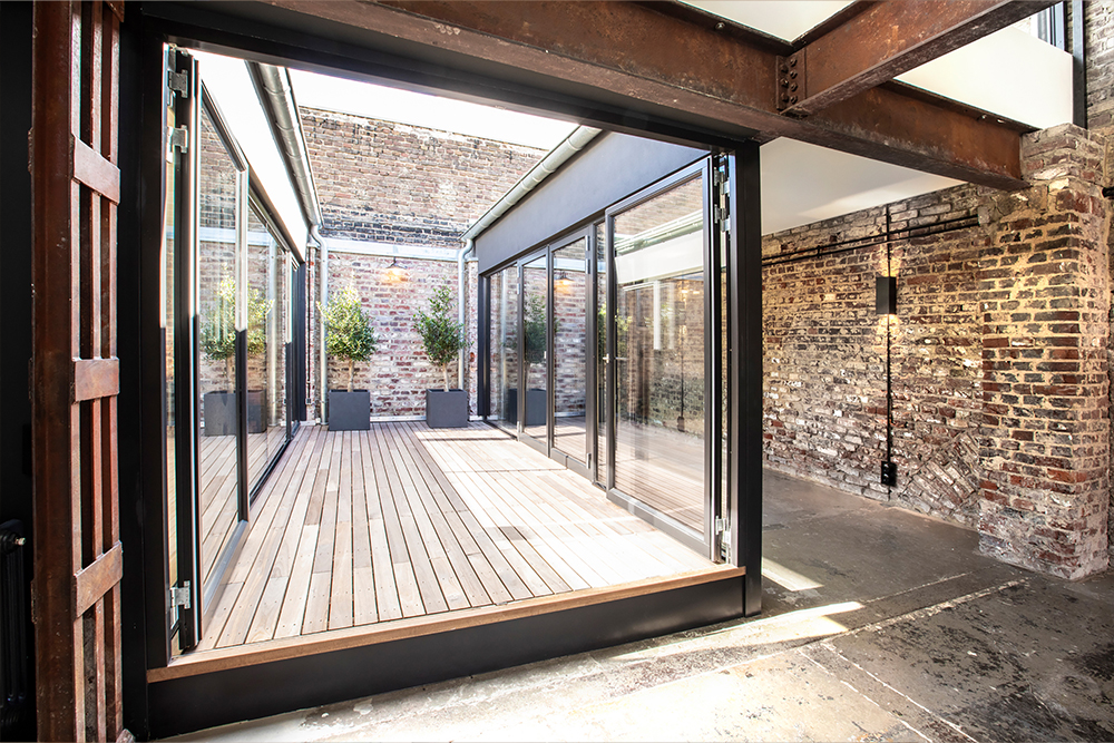 Bodentiefe-Terrassentuer Für historische Gebäude wie diese ehemalige Senffabrik sind auch breite Glasfronten nach draußen eine interessante Option. (Bild: Frovin)