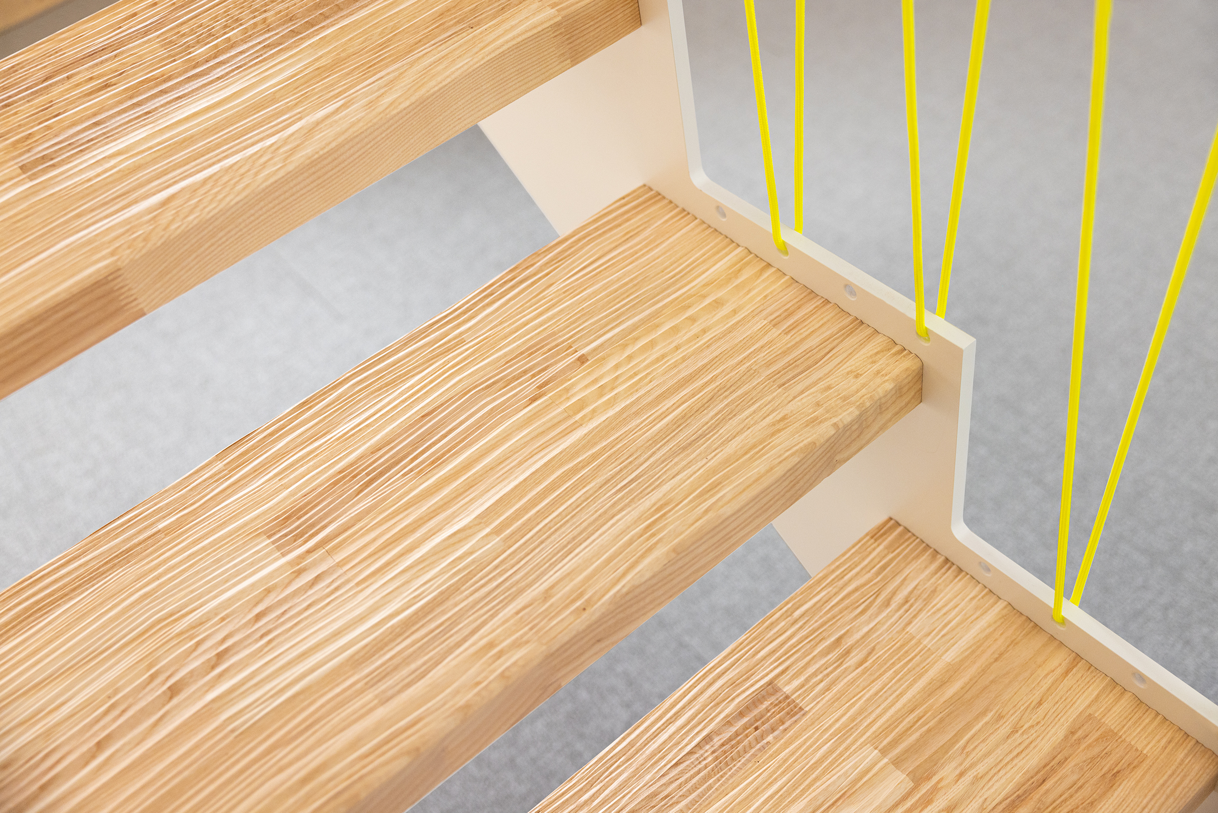 Treppe-Cordis-2 Die feinen, ins Eschenholz der Stufen gefrästen Reliefs sorgen für mehr Trittsicherheit, ein angenehmes Laufgefühl und stimulieren die Fußsohlen. (Bild: Treppenmeister)